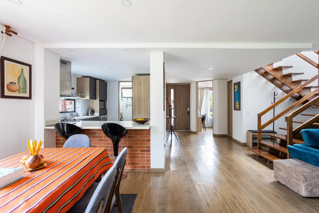 Hacer que una casa pequeña parezca más grande con una decoración luminosa