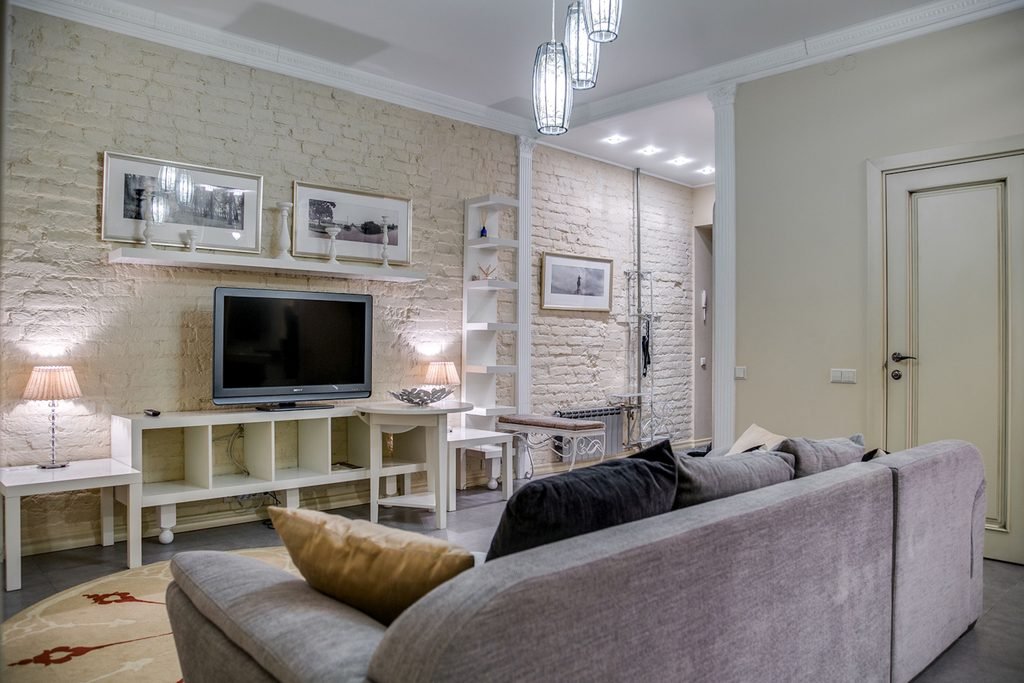 Muebles multifuncionales en un salón pequeño para aprovechar mejor el espacio y hacer que una casa pequeña parezca más grande